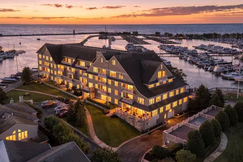 4 Gaslight #307, Racine, WI 53403