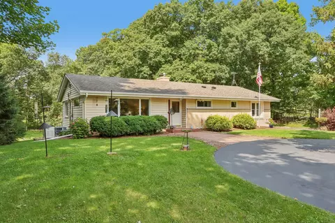 885 Tara Hl W, Erin, WI 53027