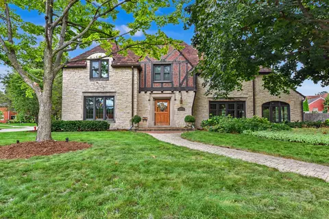 660 Honey Crk, Wauwatosa, WI 53213