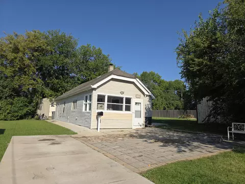 1567 S 100th, West Allis, WI 53214
