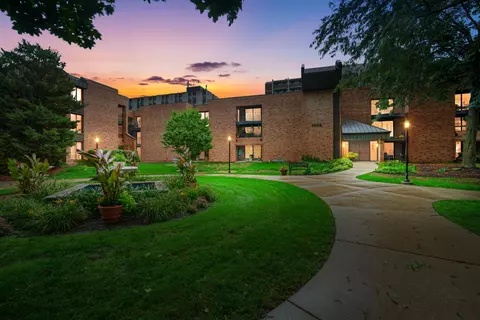 1906 E Shorewood #153, Shorewood, WI 53211