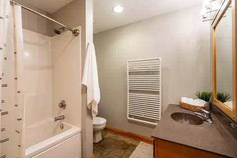 Bath - 904 E Pearson #401, Milwaukee, WI 53202 photo 1 of 3