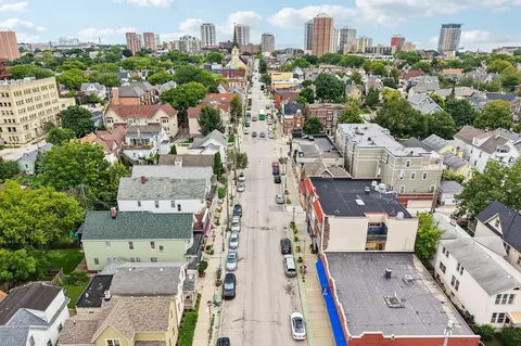 View/Area - 805 E Pearson, Milwaukee, WI 53202 photo 3 of 4