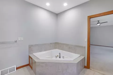 Bath - 805 E Pearson, Milwaukee, WI 53202 photo 5 of 5