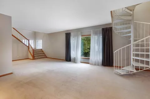 Living - 805 E Pearson, Milwaukee, WI 53202 photo 3 of 9