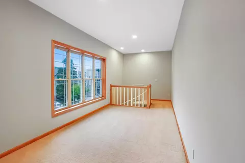 Living - 805 E Pearson, Milwaukee, WI 53202 photo 5 of 9