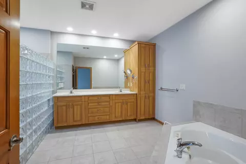 Bath - 805 E Pearson, Milwaukee, WI 53202 photo 3 of 5