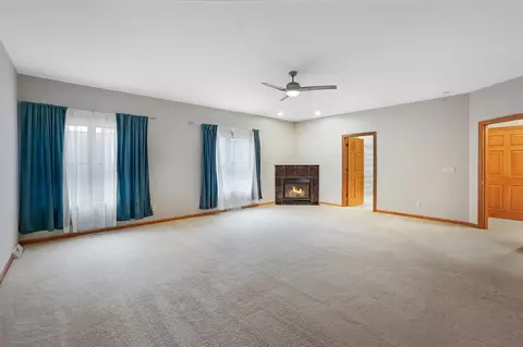 Living - 805 E Pearson, Milwaukee, WI 53202 photo 9 of 9