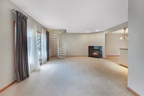 Living - 805 E Pearson, Milwaukee, WI 53202 photo 4 of 9