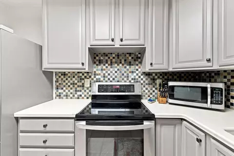 2440 W Good Hope #46, Glendale, WI 53209