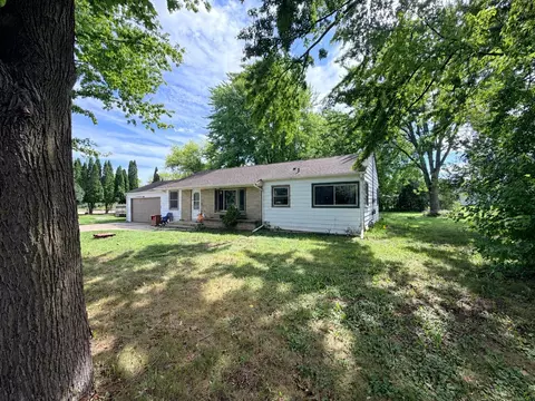 523 E Schowalter, Saukville, WI 53080