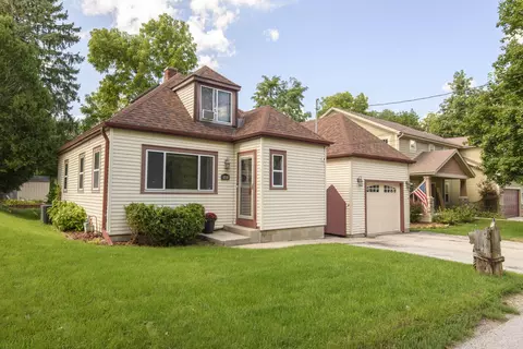 2027 W W Shr, Delafield, WI 53018