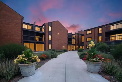 6100 W Stonehedge #209, Greenfield, WI 53220