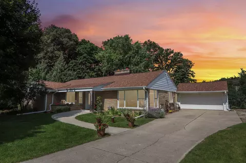 5004 W Hiawatha, Mequon, WI 53092