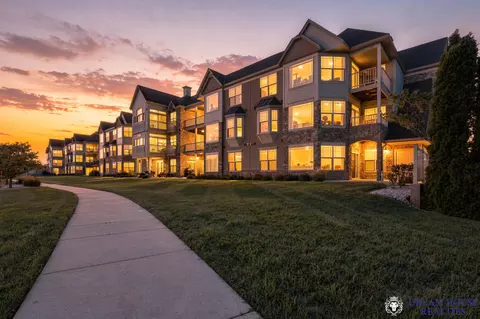 6955 S Riverwood #N-B03, Franklin, WI 53132