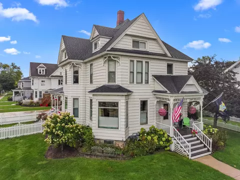 102 E Ct, Elkhorn, WI 53121