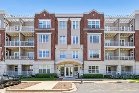 3872 S S Lk #402, Saint Francis, WI 53235