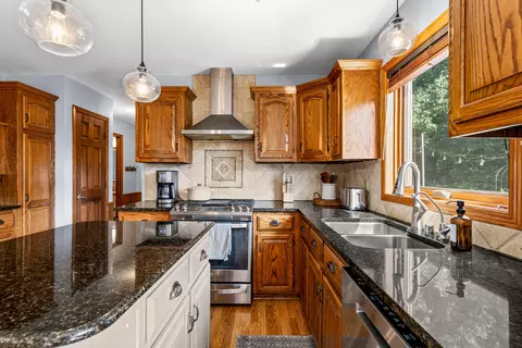 Kitchen - w237n3390 Five Flds, Pewaukee, WI 53072 photo 2 of 5