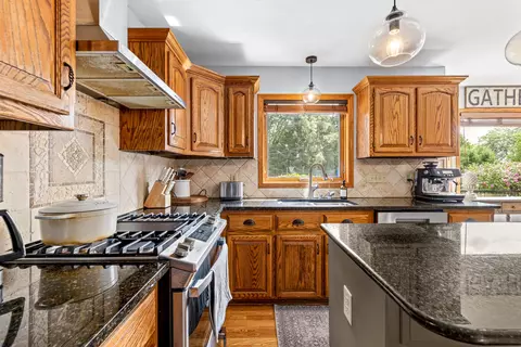 Kitchen - w237n3390 Five Flds, Pewaukee, WI 53072 photo 4 of 5