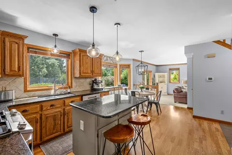 Kitchen - w237n3390 Five Flds, Pewaukee, WI 53072 photo 3 of 5