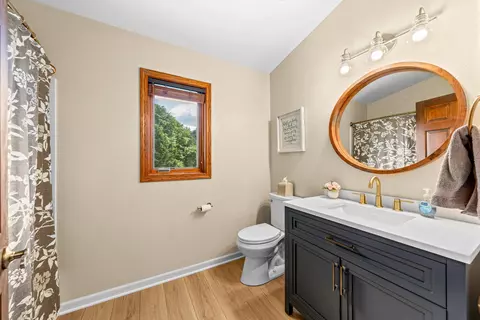 Bath - w237n3390 Five Flds, Pewaukee, WI 53072 photo 5 of 6