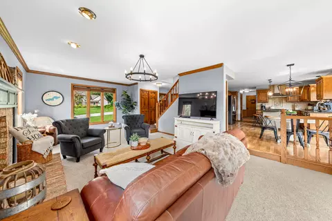 Living - w237n3390 Five Flds, Pewaukee, WI 53072 photo 4 of 5