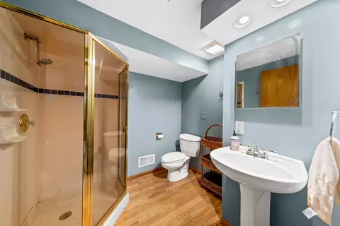 Bath - w237n3390 Five Flds, Pewaukee, WI 53072 photo 6 of 6