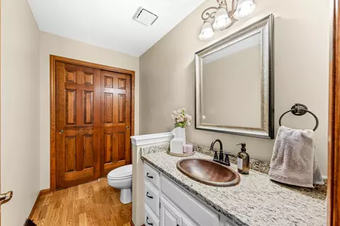 Bath - w237n3390 Five Flds, Pewaukee, WI 53072 photo 1 of 6