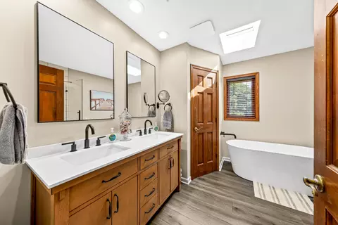 Bath - w237n3390 Five Flds, Pewaukee, WI 53072 photo 2 of 6