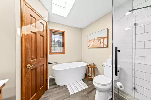 Bath - w237n3390 Five Flds, Pewaukee, WI 53072 photo 3 of 6