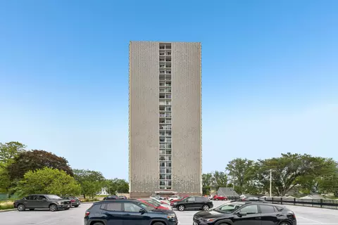 2525 S S Shr #3B, Milwaukee, WI 53207