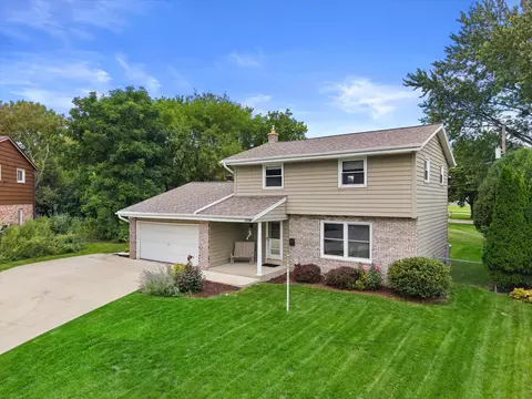 1324 W Paradise, Glendale, WI 53209