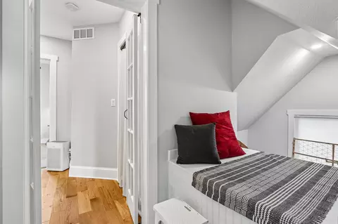 Entry Way - 724 E Pearson, Milwaukee, WI 53202 photo 3 of 3
