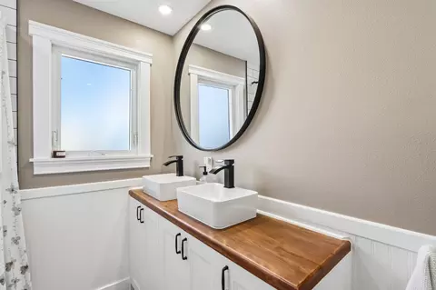 Bath - 724 E Pearson, Milwaukee, WI 53202 photo 5 of 6