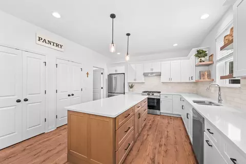 Kitchen - 706 Arbor Rdg, Delavan, WI 53115 photo 6 of 6