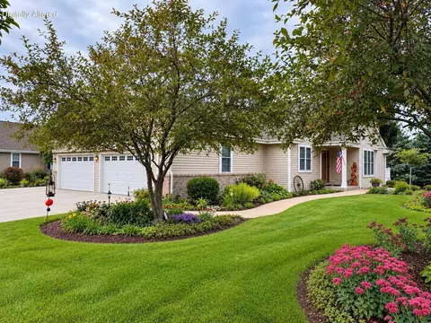 616 Ravenwood #B, Waterford, WI 53185