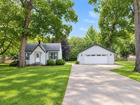 2735 Fox Grv, Waterford, WI 53185