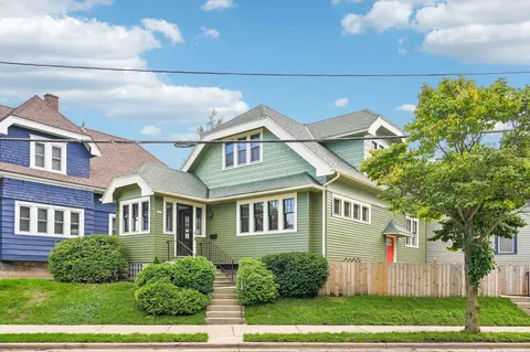 1952 N Warren, Milwaukee, WI 53202