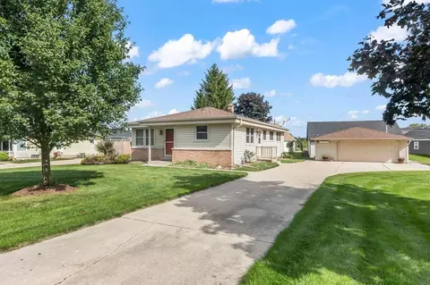 314 Sunset, Pewaukee, WI 53072
