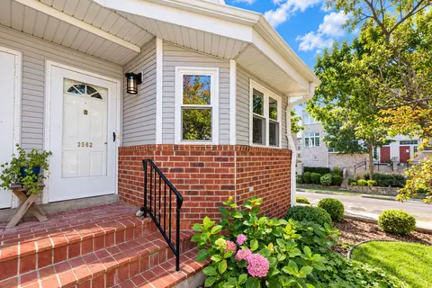 2562 N Farwell, Milwaukee, WI 53211