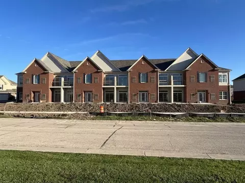 2390 W Colonial Woods #102, Oak Creek, WI 53154