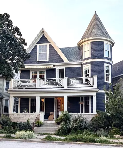 432 E Smith, Milwaukee, WI 53207
