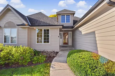 19185 Stonehedge #B, Brookfield, WI 53045