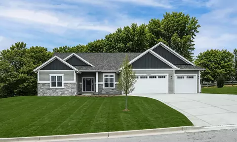 w254n5593 Crescent Hl, Sussex, WI 53089