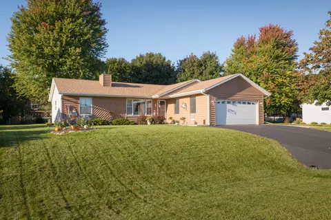 5616 Stonefield, Hartford, WI 53086