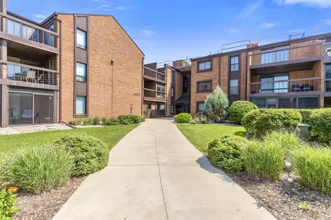 6100 W Stonehedge #309, Greenfield, WI 53220