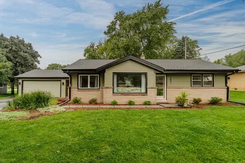 3841 S Sunny Rdg, New Berlin, WI 53151