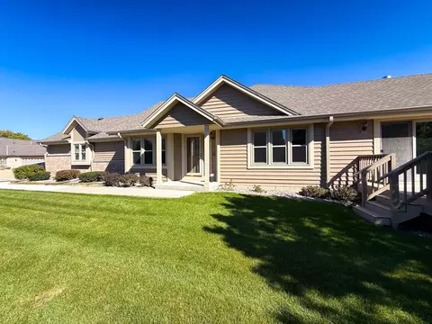 n21w24303 E Parkway Mdw #B, Pewaukee, WI 53072