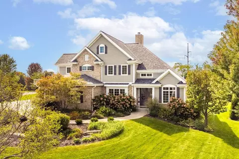 1286 Mary Hl, Hartland, WI 53029