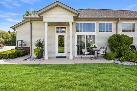 2416 Fox Riv #D, Waukesha, WI 53189